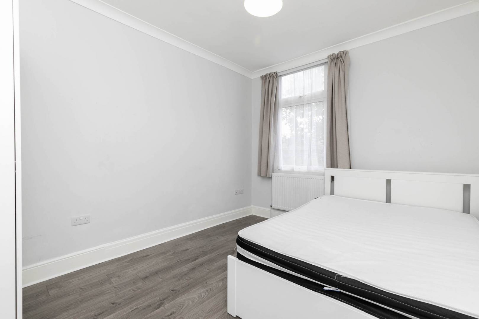 			5 Bedroom, 1 bath, 1 reception House			 Burnley Road, DOLLIS HILL